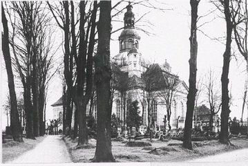 Rok 1945. Przykościelna nekropolia jeszcze w stanie nienaruszonym, choć oficjalnie została zamknięta w 1888 roku.