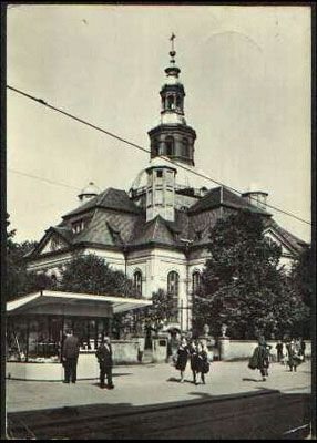 To samo ujęcie z niższej perspektywy: jeszcze jeżdżą tramwaje (widać sieć trakcyjną). W miejscu kiosku pod koniec lat 70-tych powstanie pawilon. Dziś jest tu zbudowana kilka lat te