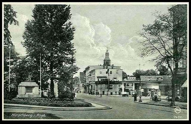 Gdzie nie spojrzysz, tam Kościół Łaski. Tu widziany od strony Banhoffstrasse i skrzyżowania z Wilhelmstrasse (1 Maja i Wojska Polskiego). Po lewej pomnik ofiar I Wojny Światowej, p