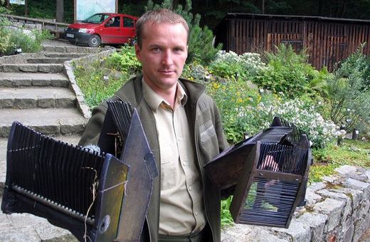 Strażnik Grzegorz Józefowicz prezentuje skonfiskowane maszynki do zbierania jagód.