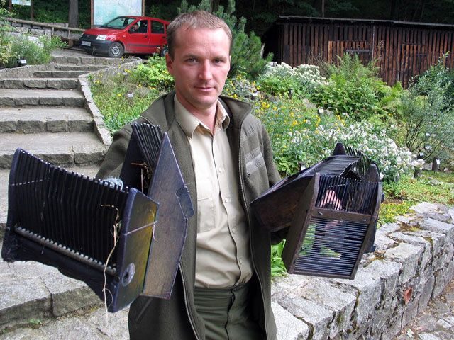 Strażnik Grzegorz Józefowicz prezentuje skonfiskowane maszynki do zbierania jagód.