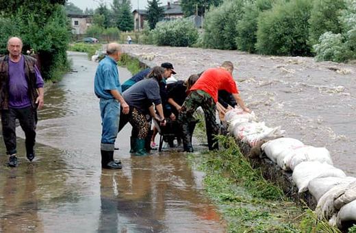 Po obfitych opadach deszczu - 9 sierpnia 2006 mieszkańcy Piechowic walczą z nurtami Kamiennej.