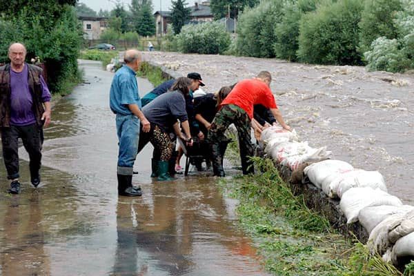 Po obfitych opadach deszczu - 9 sierpnia 2006 mieszkańcy Piechowic walczą z nurtami Kamiennej.