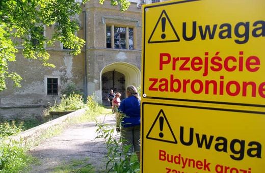 Zamek w Karpnikach jest w opłakanym stanie.