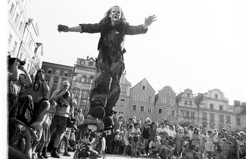 Teatr Pinezka, czyli Przemysław Grządziela podczas festiwalu teatrów ulicznych na początku lat 90-tych.