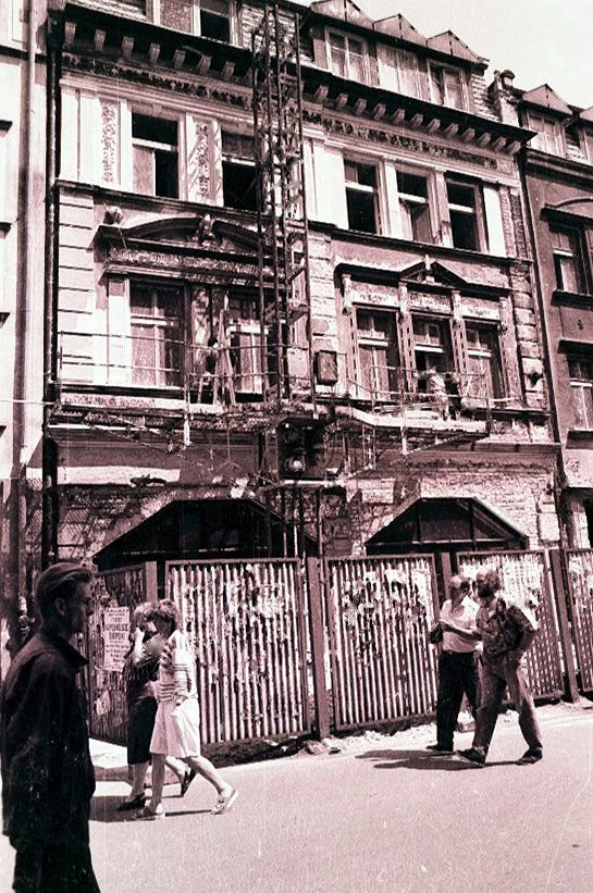 Remontowy boom początku lat 90-tych. Z kamienicy przy ul. 1 Maja ze starych elementów zachowała się jedynie fasada.