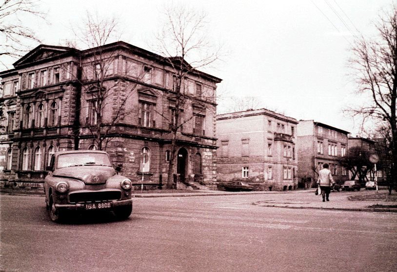 Skrzyżowanie Wojska Polskiego z Mickiewicza. Wbrew pozorom, to też początek lat 90-tych, choć stara warszawa już wtedy uznawana była za zabytek na kółkach.