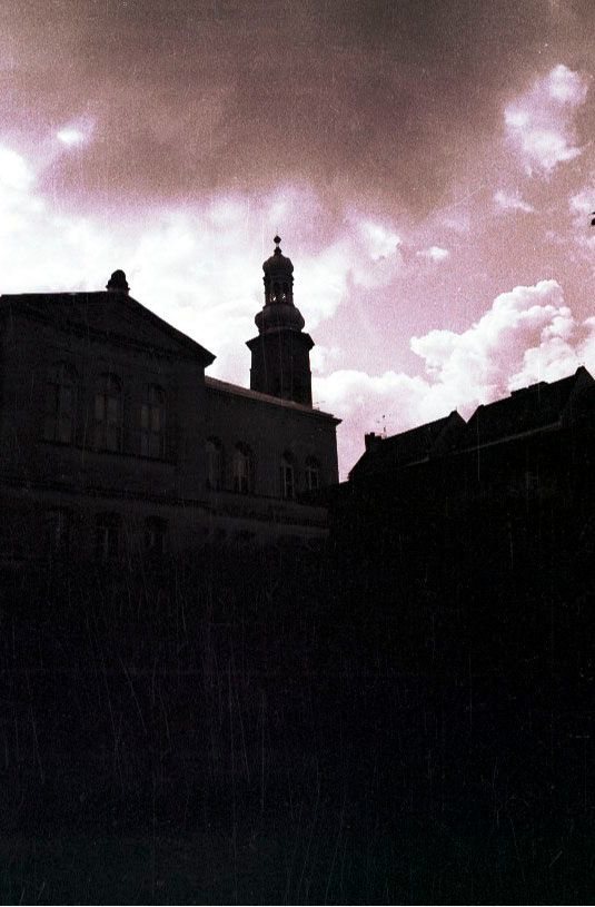 Sylwetka kościoła św. Erazma i Pankracego i dawnego Kolegium Jezuickiego oszpecona blokami przy ul. Kopernika.