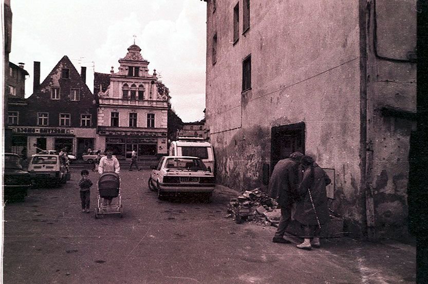 Tyły ul. Wolności. W jednej z widocznych naprzeciw kamienic jest bank. Drugiej już nie ma.