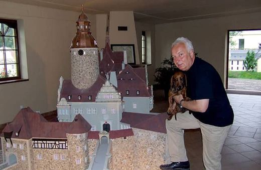 Właściciel Parku Miniatur Marian Piasecki przy wiernej replice Zamku Czocha.