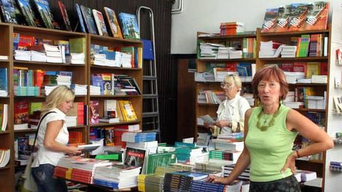 Krystyna Rępińska z księgarni Libra przy ul. Pionierów Jeleniej Góry szturmu na półki z podręcznikami spodziewa się w najbliższych dniach.