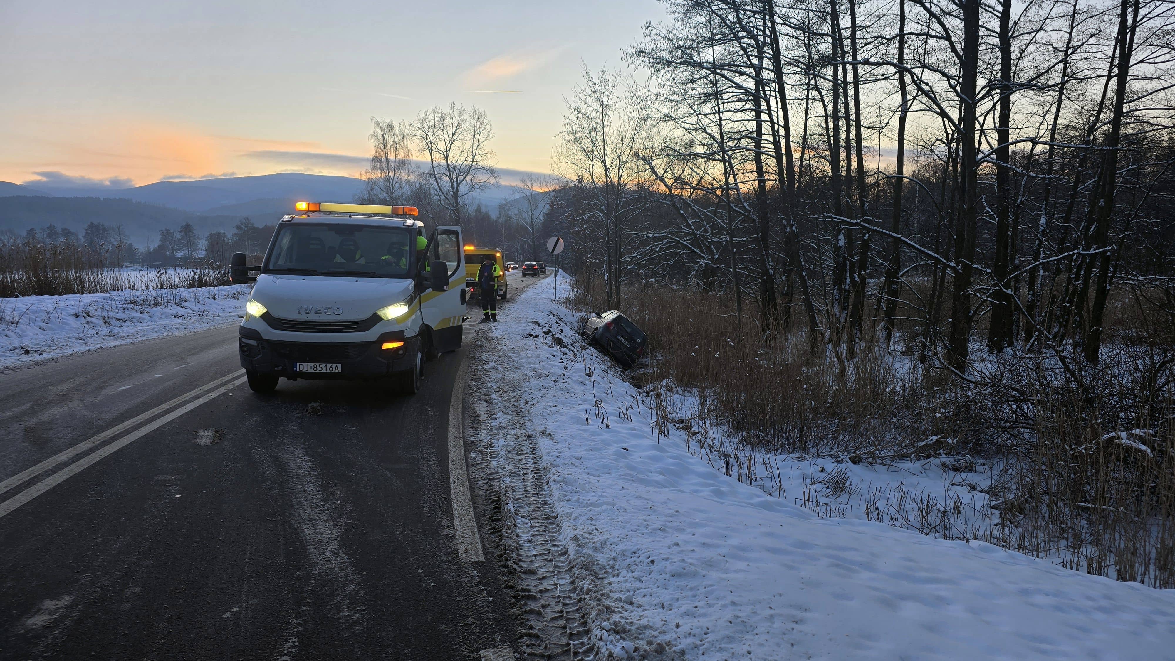 Auto poza drogą przy Stawach Podgórzyńskich