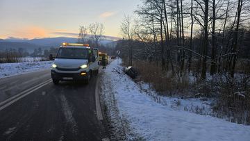Auto poza drogą przy Stawach Podgórzyńskich