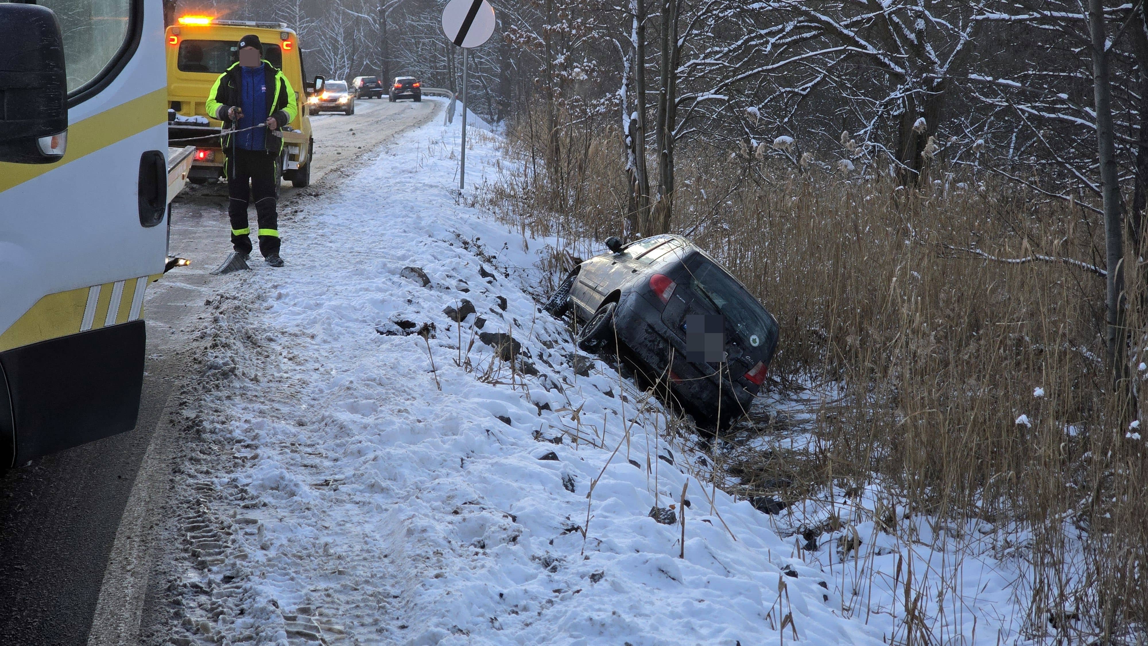 Auto poza drogą przy Stawach Podgórzyńskich