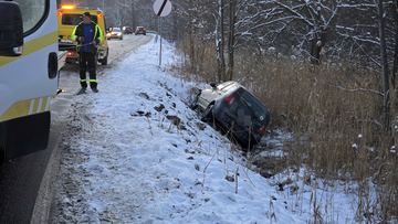 Auto poza drogą przy Stawach Podgórzyńskich