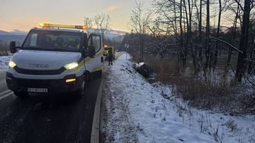 Auto poza drogą przy Stawach Podgórzyńskich