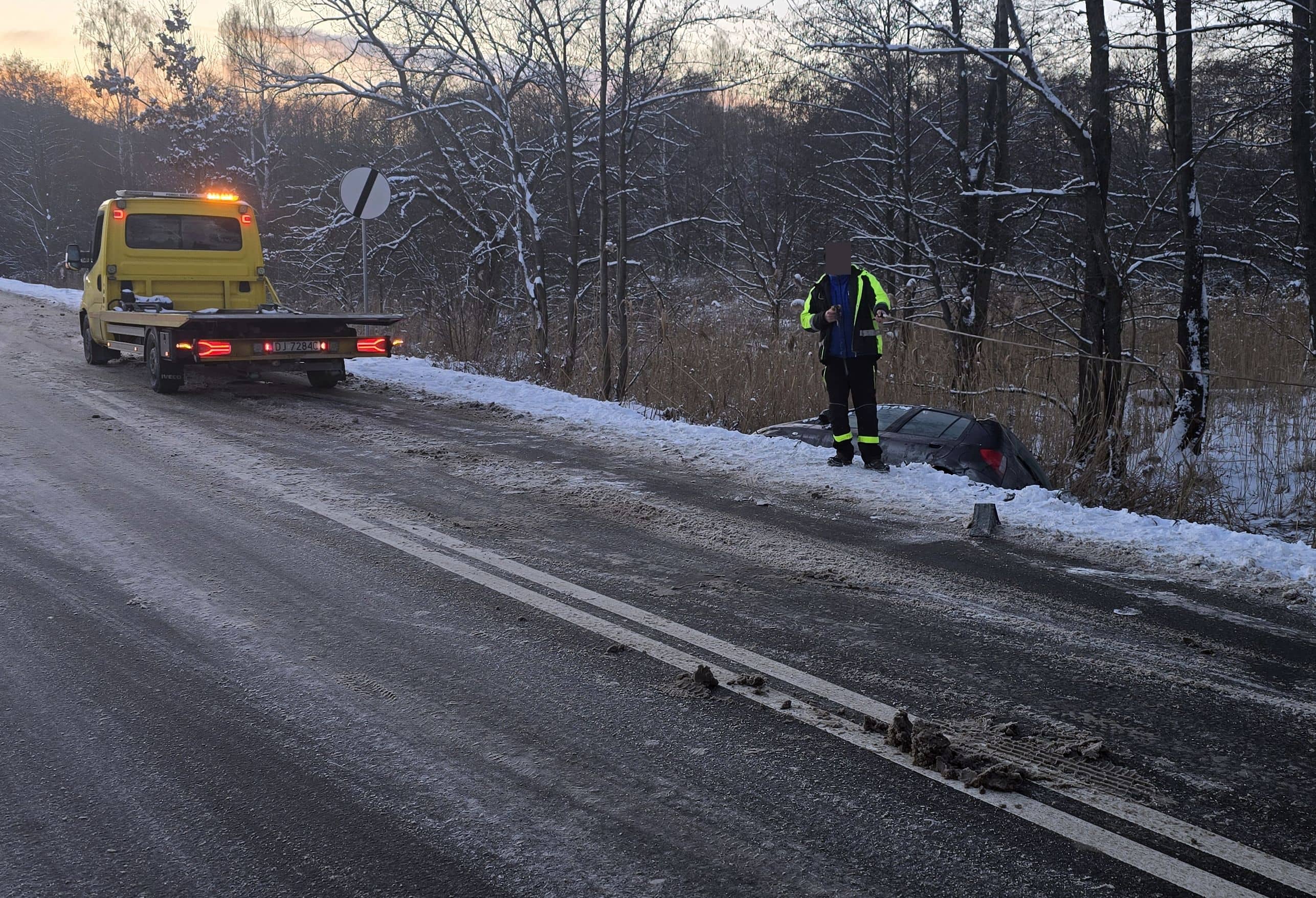 Auto poza drogą przy Stawach Podgórzyńskich