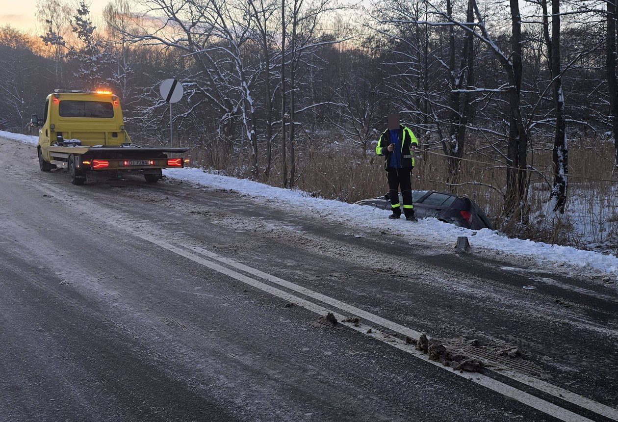 Auto poza drogą przy Stawach Podgórzyńskich