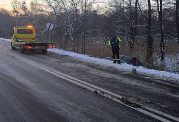 Auto poza drogą przy Stawach Podgórzyńskich