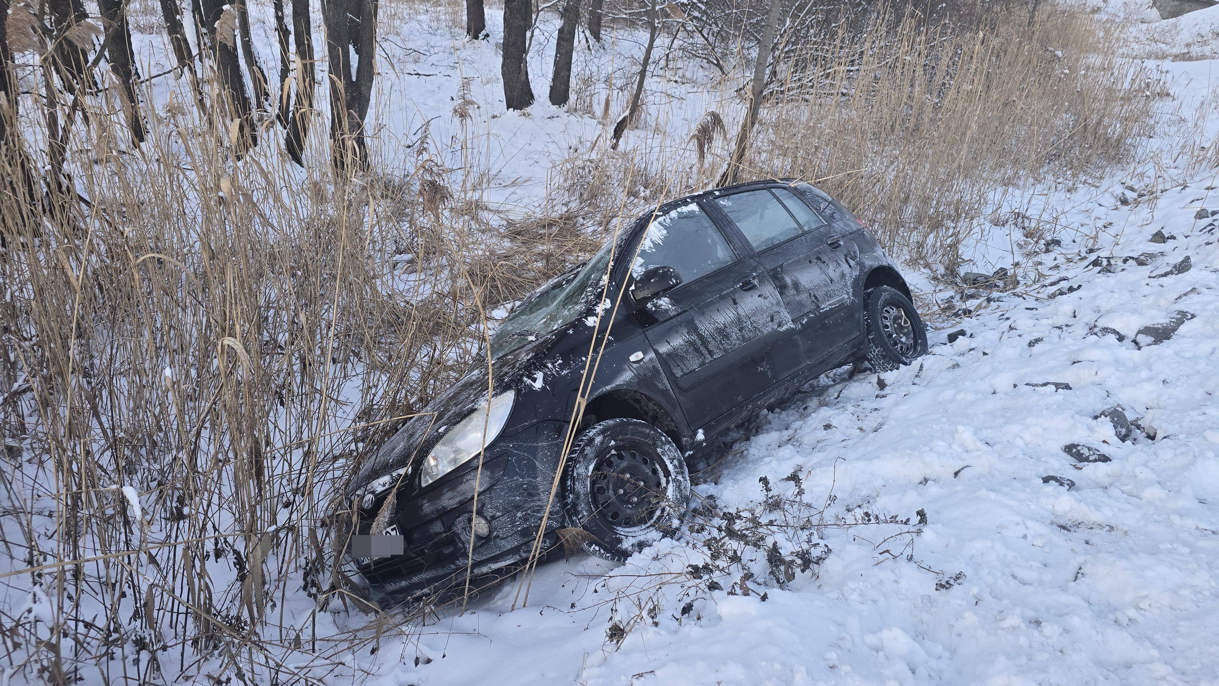 Auto poza drogą przy Stawach Podgórzyńskich
