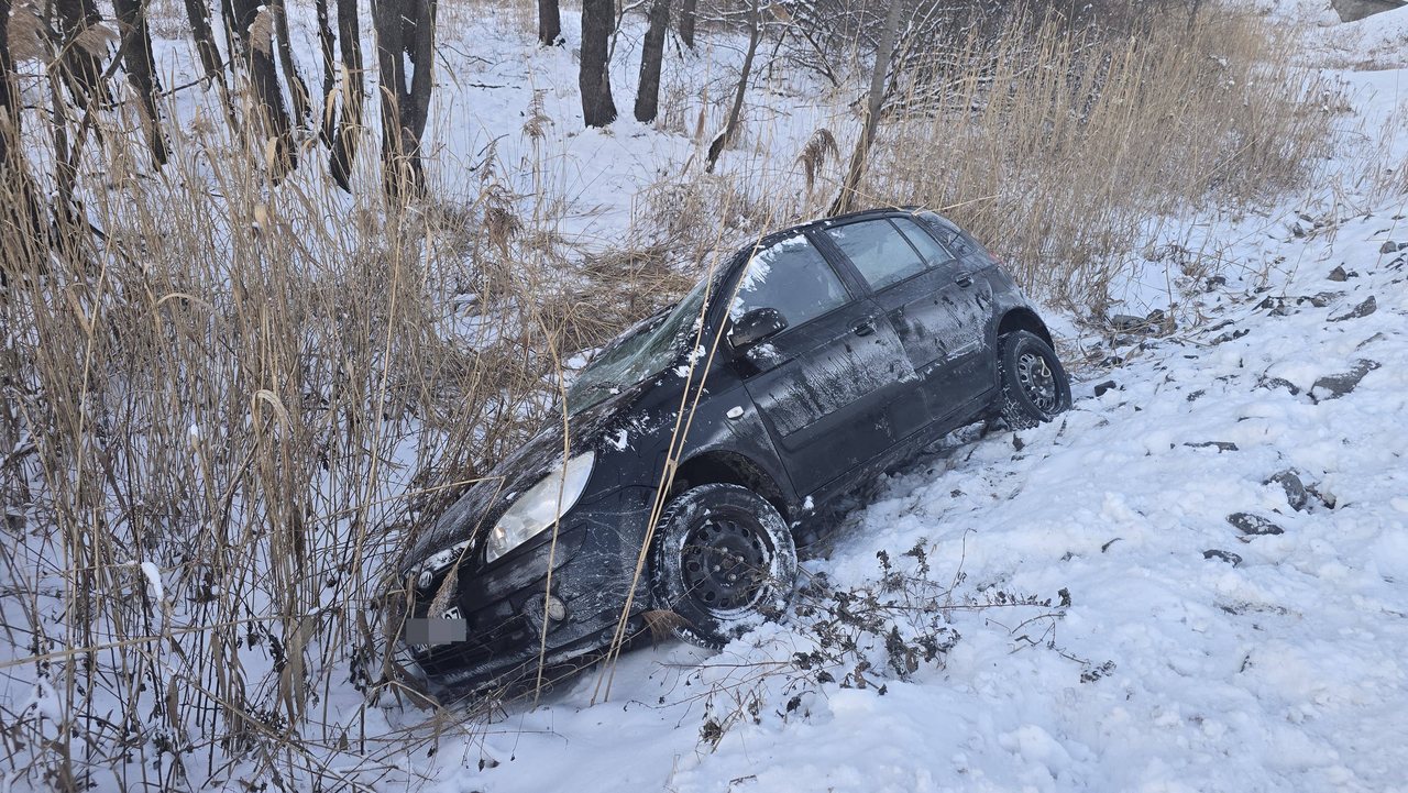 Auto poza drogą przy Stawach Podgórzyńskich
