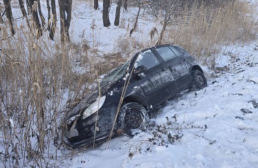 Auto poza drogą przy Stawach Podgórzyńskich