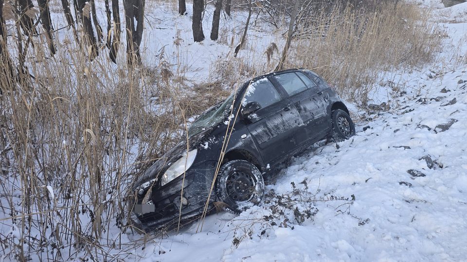 Auto poza drogą przy Stawach Podgórzyńskich