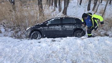 Auto poza drogą przy Stawach Podgórzyńskich