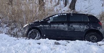Auto poza drogą przy Stawach Podgórzyńskich