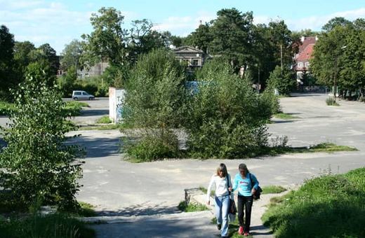 Jeden z najdroższych placów w centrum Jeleniej Góry popada w coraz większą ruinę