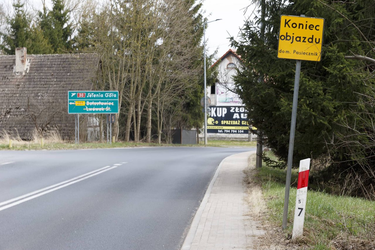 Rozjeżdżają drogę przez Popielówek