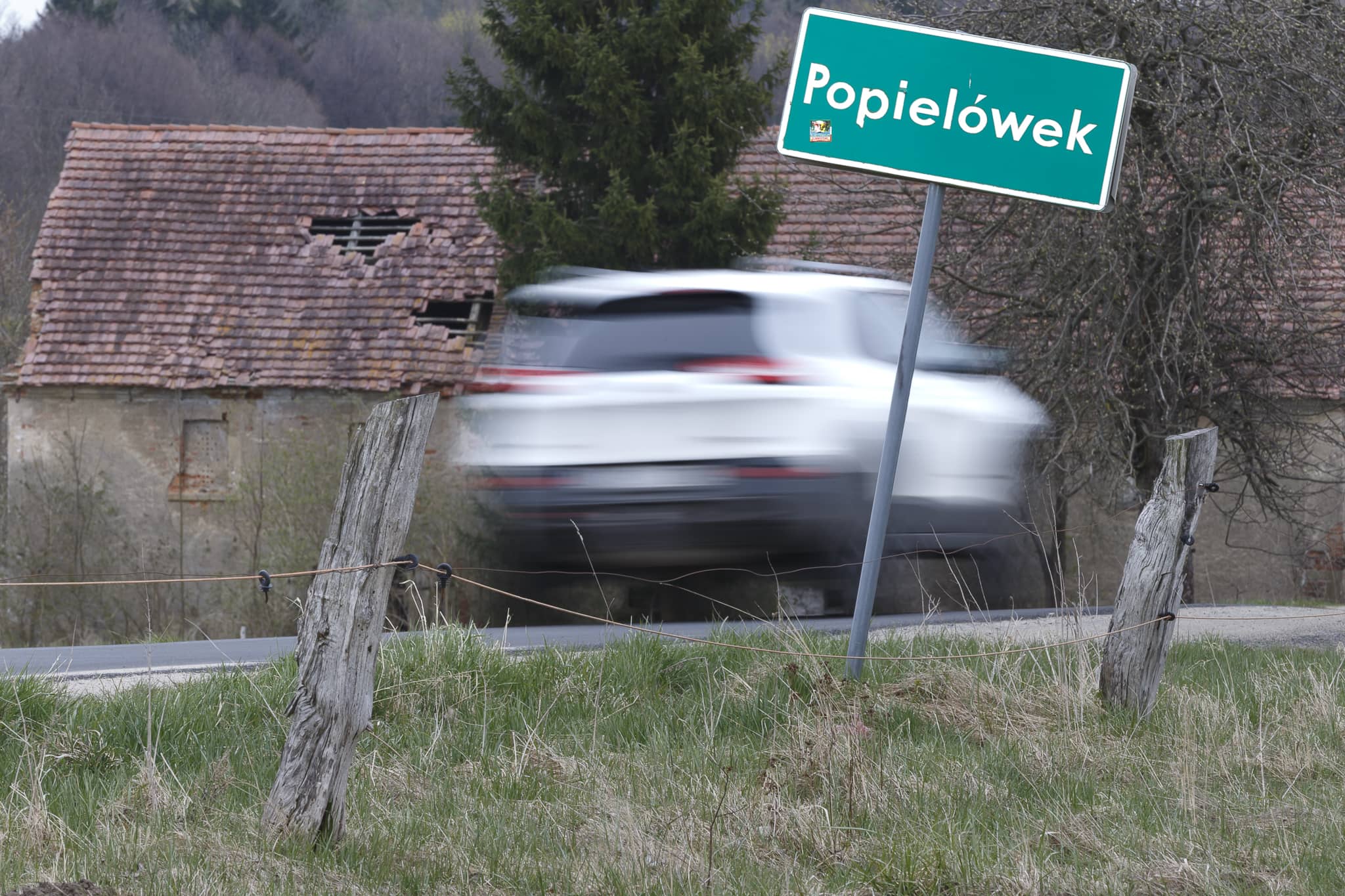 Rozjeżdżają drogę przez Popielówek
