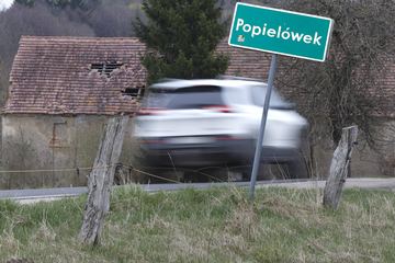 Rozjeżdżają drogę przez Popielówek