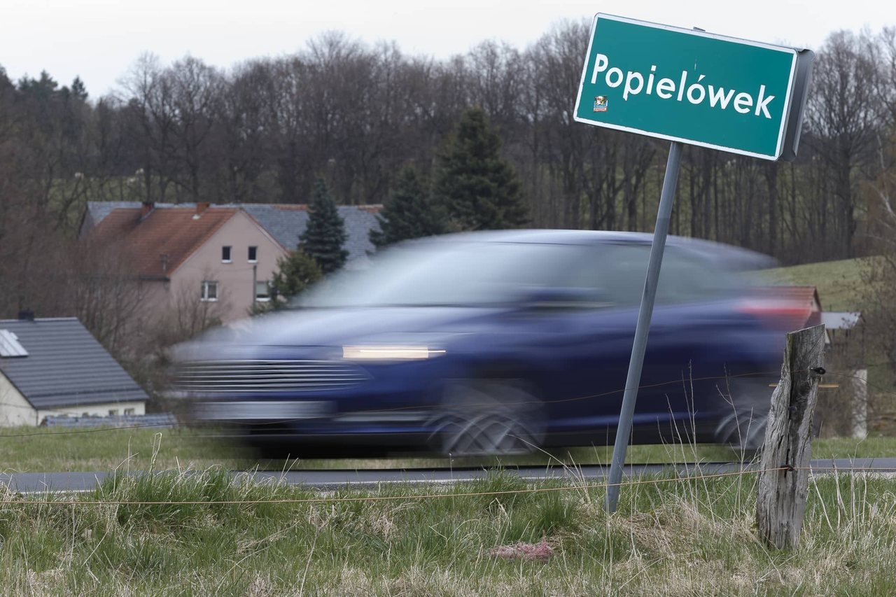 Rozjeżdżają drogę przez Popielówek