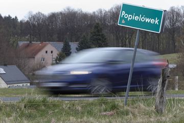 Rozjeżdżają drogę przez Popielówek