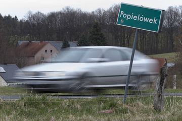Rozjeżdżają drogę przez Popielówek