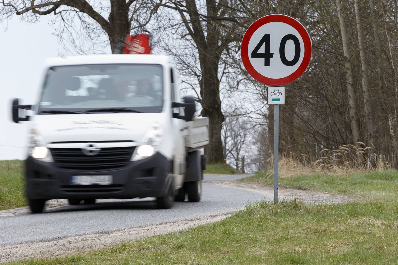 Rozjeżdżają drogę przez Popielówek
