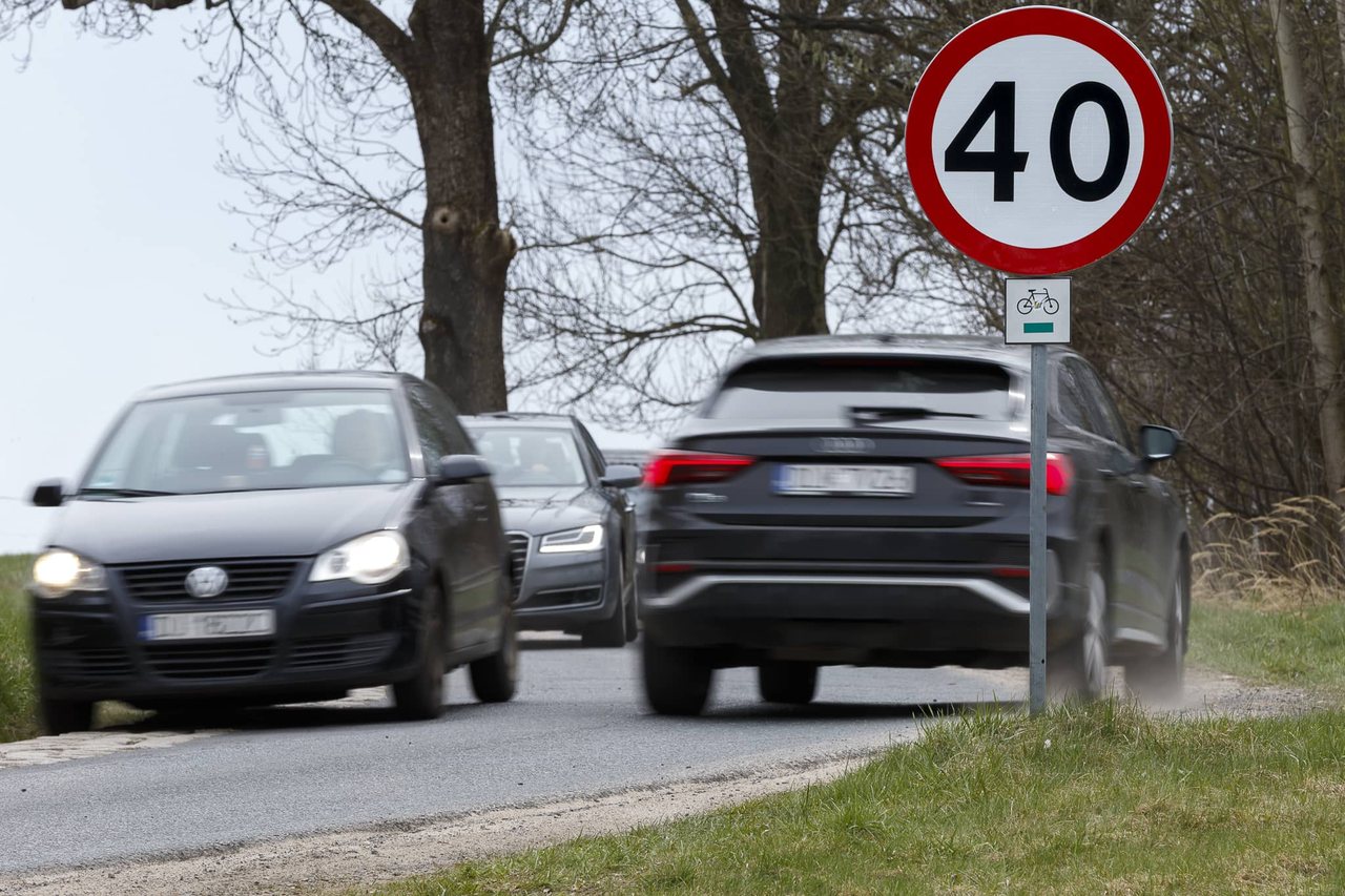 Rozjeżdżają drogę przez Popielówek