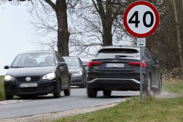 Rozjeżdżają drogę przez Popielówek