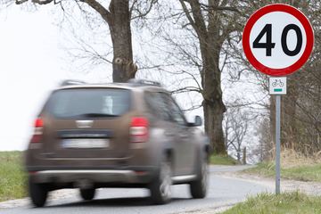 Rozjeżdżają drogę przez Popielówek