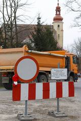 Rozjeżdżają drogę przez Popielówek