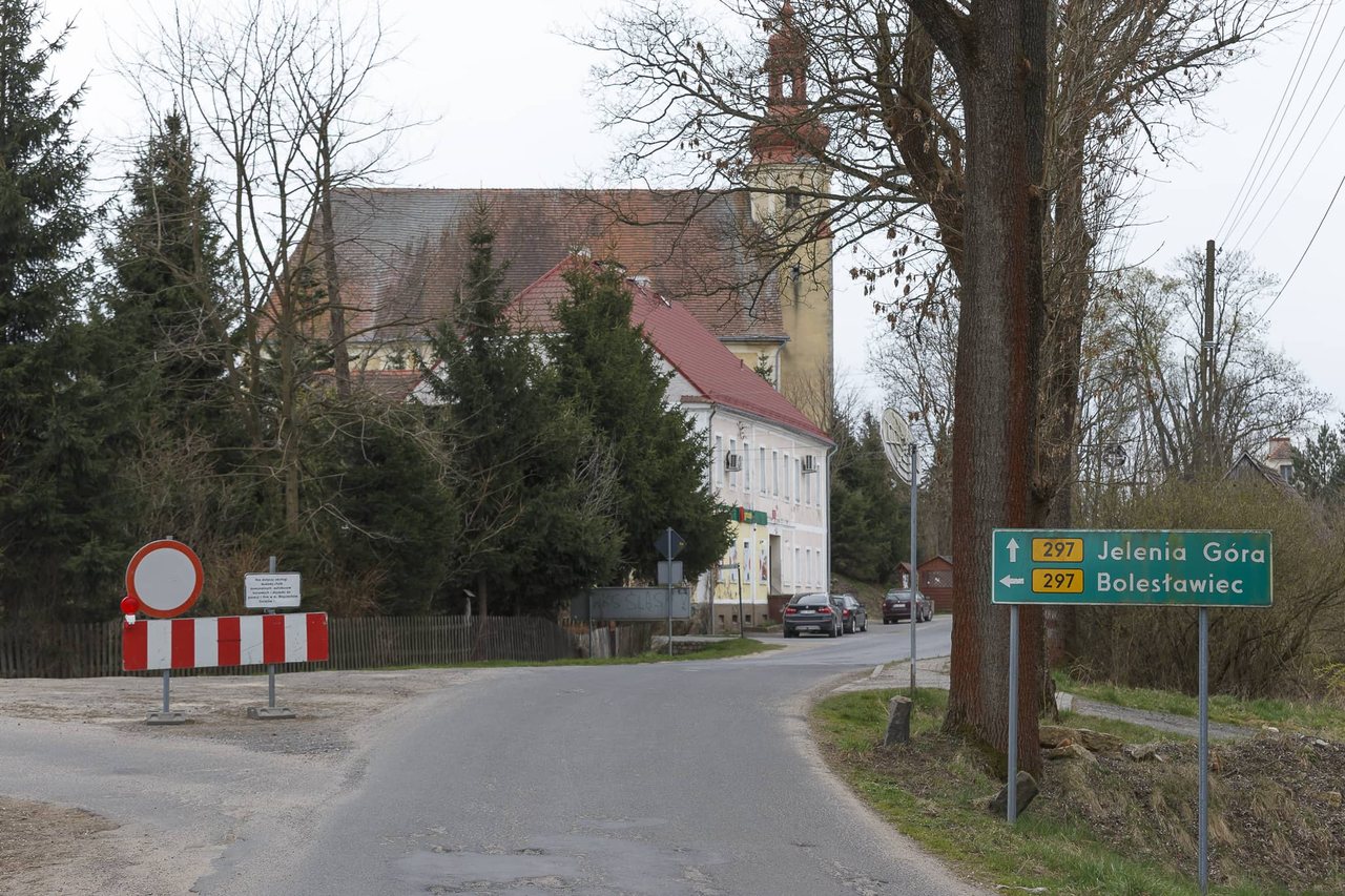 Rozjeżdżają drogę przez Popielówek