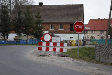 Rozjeżdżają drogę przez Popielówek