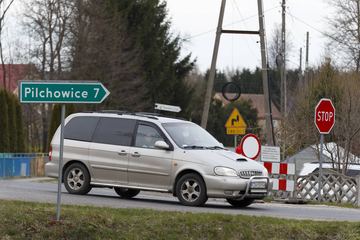 Rozjeżdżają drogę przez Popielówek