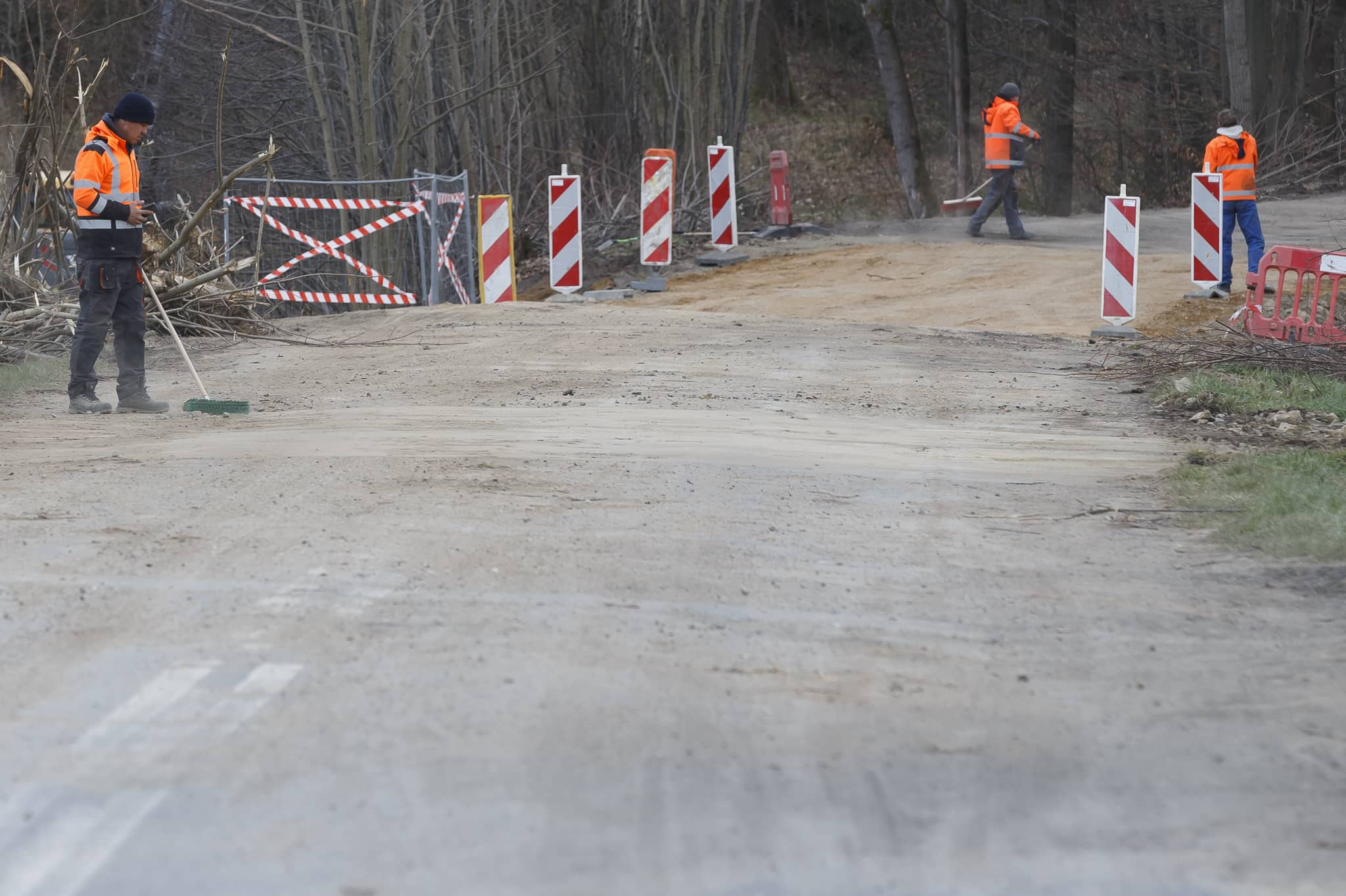 Rozjeżdżają drogę przez Popielówek