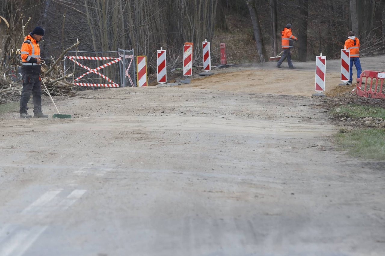 Rozjeżdżają drogę przez Popielówek