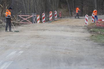 Rozjeżdżają drogę przez Popielówek