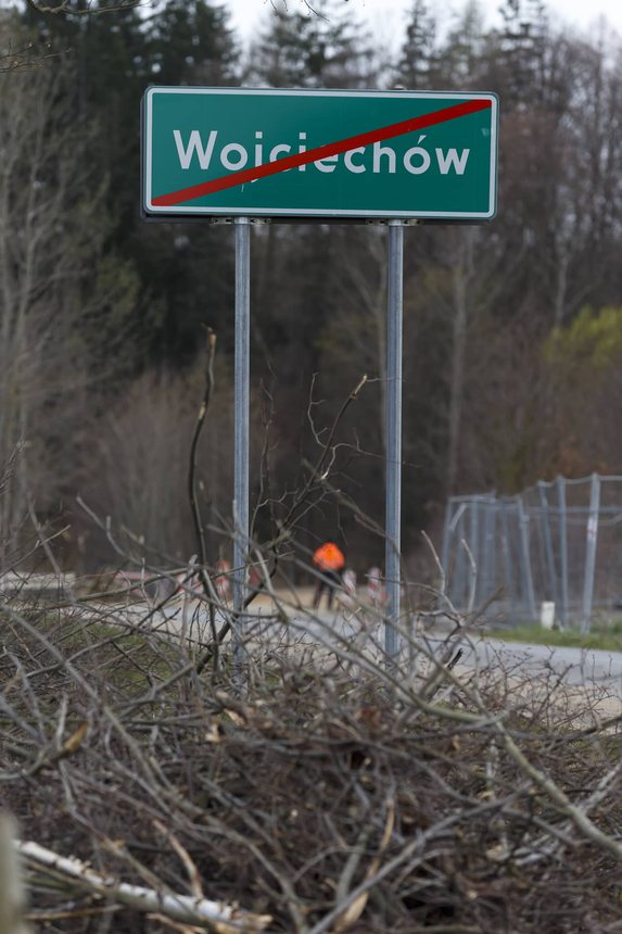 Rozjeżdżają drogę przez Popielówek
