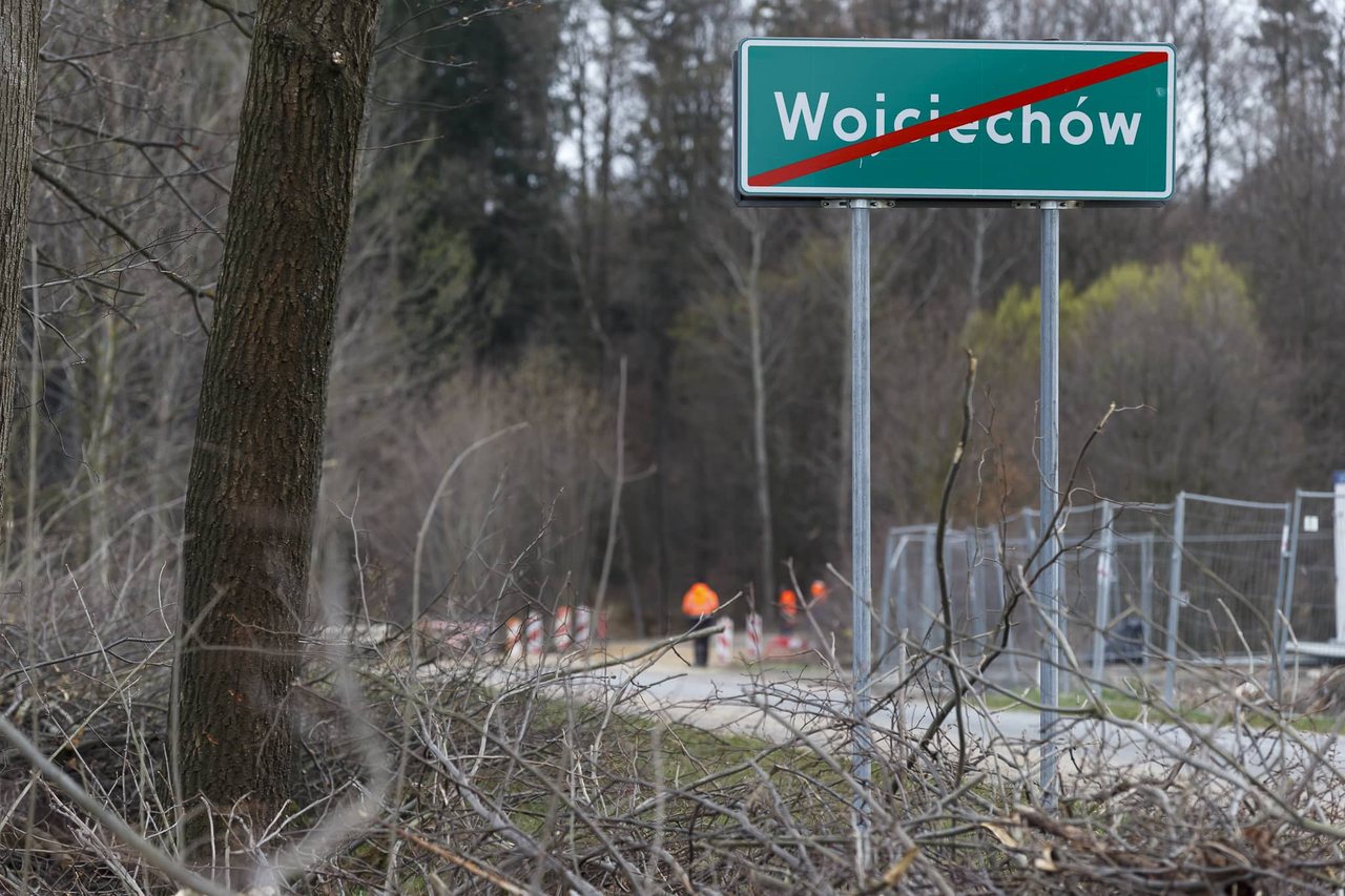 Rozjeżdżają drogę przez Popielówek