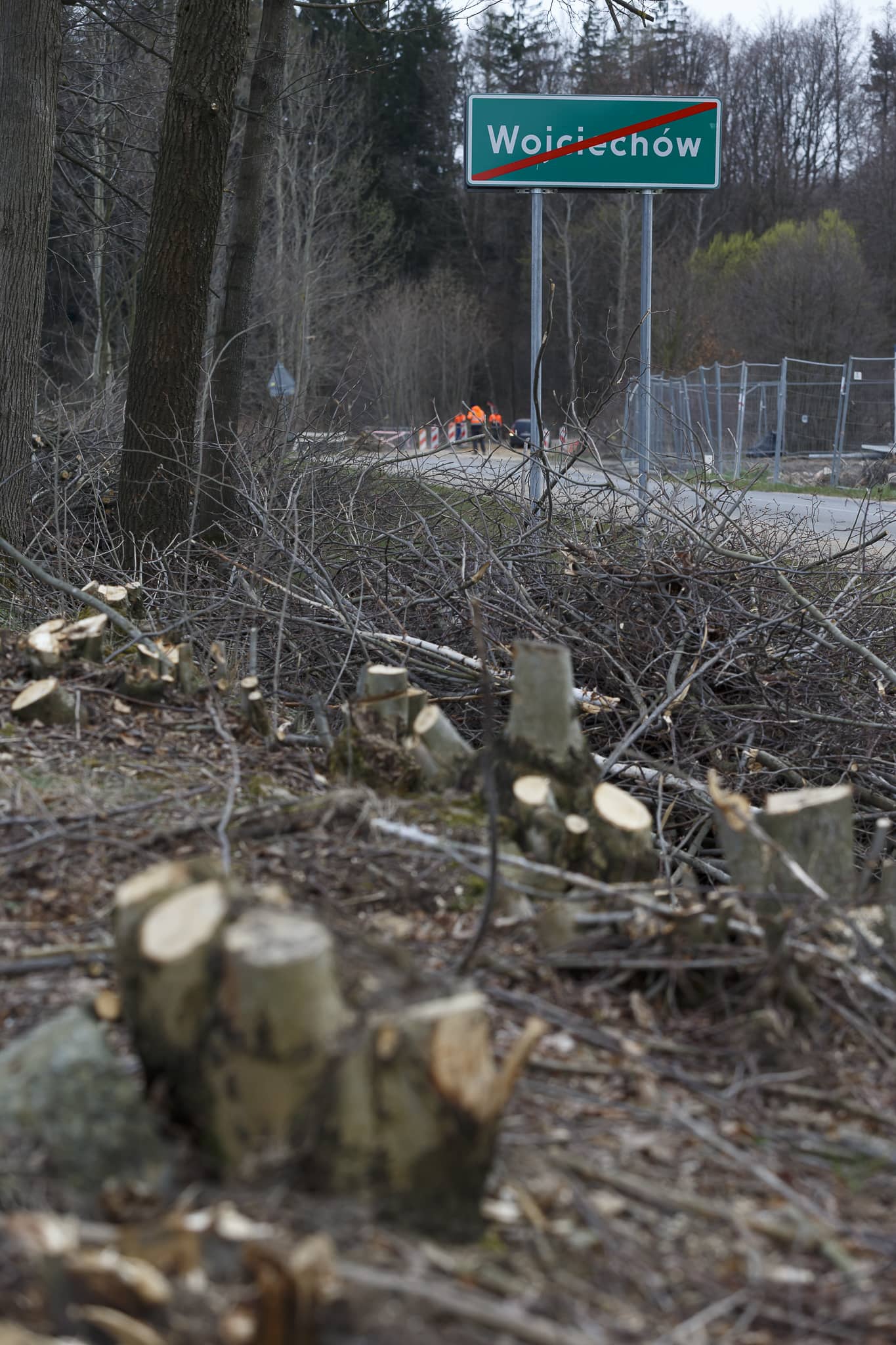 Rozjeżdżają drogę przez Popielówek